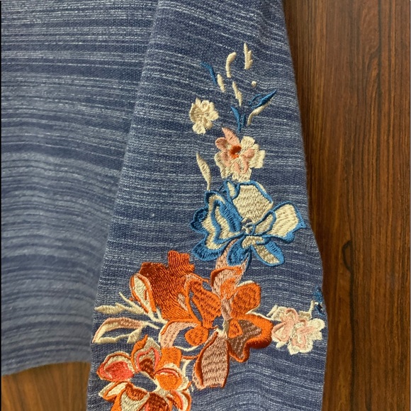 Gianni Bini Flower Embroidered Crop Top Size Medium - Picture 2 of 5